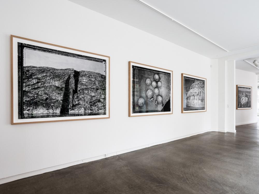 Installation view of the 2023 exhibition "Crack" by Henrik Saxgren at Hans Alf Gallery